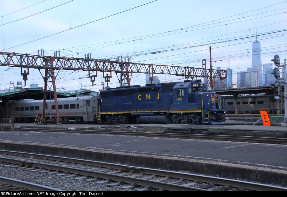 NJT 4109 passing the NY Freedom tower in the background.